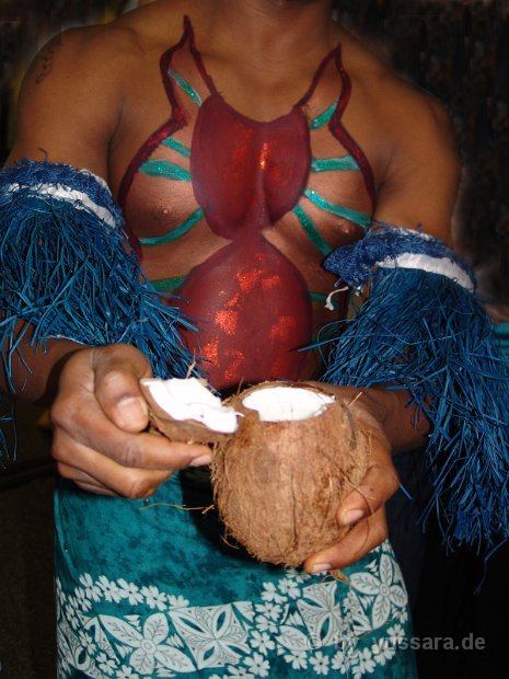 Das Highlight, traditionelles Kokosnuss öffnen zur Begrüßung ihrer Gäste (16)